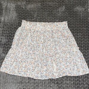 GOMORN tiered ruffle mini skirtt with wide elastics waistband.  Size Large 8/10.